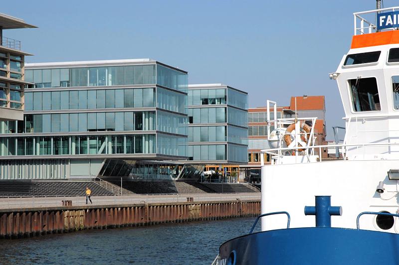 712_X0013 Architekturfotografie in Hamburg - Bürohäuser in Neumühlen. | Neumuehlen - Strasse am Hafenrand von Hamburg Altona.